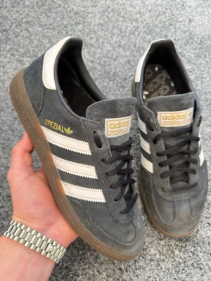 Adidas spezial sneakers 41 - Säljer dessa sjukt snygga adidas spezial sneakers, helt perfekt för sommaren! Size 41. Skick 8,5/10 bra skick inga skador! Box ingår! Dem är mörkgrå med vita sträck. Hör av dig vid intresse! 🤩