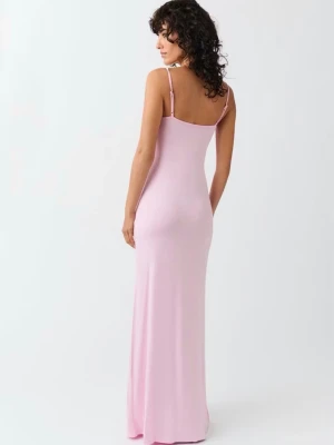 Ljusrosa långklänning med smala band - Säljer en enkel och stilren ljusrosa långklänning med smala axelband och figurnära passform. Klänningen har en mjuk, stretchig känsla och är perfekt för varma dagar. Passar dig som gillar minimalistisk och trendig stil. Inte använd många gånger så fint skick 