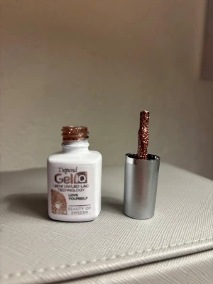 Depend GeliQ glitter nagellack - Glittrigt nagellack från Depend GeliQ. Aldrig använt.