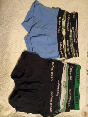 Björn Borg mfl  kalsonger 8-pack - Säljer 8 st kalsonger i olika färger 6st  Björn Borg 1st Minecraft 1st Est 1954. Färgerna är svart, blå, grön, vit m palmmotiiv och kamouflage. Resårbanden har tydliga logotyper och vissa har mönster. 