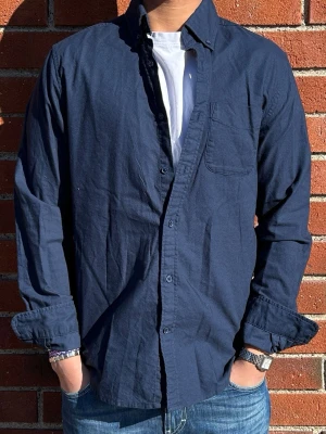 Skjorta/Overshirt // Dressmann - Marineblå Skjorta/Overshirt från Dressmann | Storlek: M - Skicket pa skjorta är jätte bra med nästan inga tecken på användning - Varat pris: 285 - Nypris: 600 kr - Modellen är 180cm och väger 70kg.