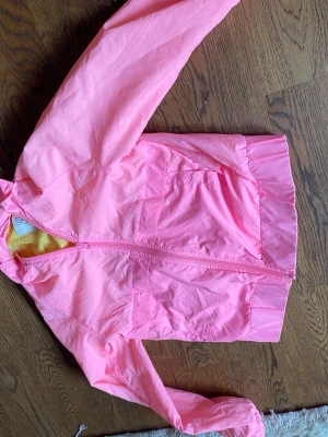 Vårjacka - Neon rosa vårjacka perfekt till de som vill ha en cool styl fast ändå vara varma och kunna röra sig🩷