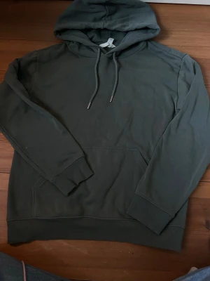 Hoodie - Mörkgrön hoodie från HM i storlek XS. Knappt använd så väldigt fint skick! Jätte skönt material på insidan! Skriv om du har frågor