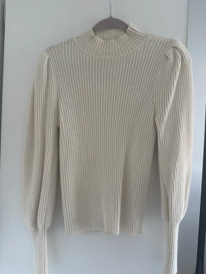 ONLKATIA L/S HIGHNECK PULLOVER KNT - Storlek: XS  Skick: mycket bra Beskrivning: tröjan är i ett fint ribb stickat mönster