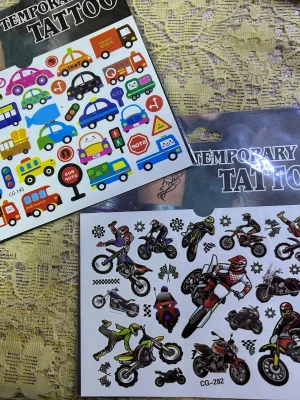 Färgglada temporära tatueringar - Säljer ett set med temporära tatueringar med motiv av motorcyklar, bilar, vägskyltar och bussar. Perfekt för dig som gillar fordon och vill ha coola detaljer på huden. Flera olika färger och stilar, både tecknade och mer realistiska designer. 3 år +         50kr /2st/ bild 