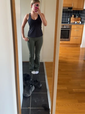 Svart sportlinne med korsade band - Säljer ett svart sportlinne med smala korsade axelband i ryggen. Endast använd en gång, den har en inbyggd sport bh i sig🥰