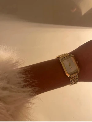 Guld klocka  - Stilren guldklocka köpt för 899kr den är helt ny skriv till mig innan ni har tänkt att köpa 