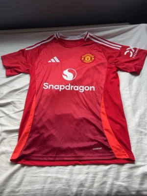Manchester United matchtröja Adidas  - Röd Manchester United matchtröja från Adidas med vita detaljer och klubbmärke på bröstet. Tröjan är aldrig andvänd, lappen finns kvar. Nypris 1200 ungefär. Hör av er vid intresse. Priset är diskuterbart✌🏼