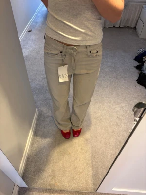 Raka jeans  - Raka baggy ljusa jeans som är perfekta för sommaren!!! Helt nya med prislappen på😍