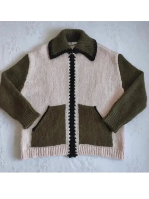 Stickad kofta från Zara i rosa och oliv - Säljer en mysig stickad kofta från Zara i ljusrosa med olivgröna ärmar och fickor. Koftan har dragkedja framtill med svart kant och två stora fickor. Perfekt för lager på lager och chill stil. Materialet är fluffigt och ger en avslappnad vibe. Ge gärna pris förslag💕