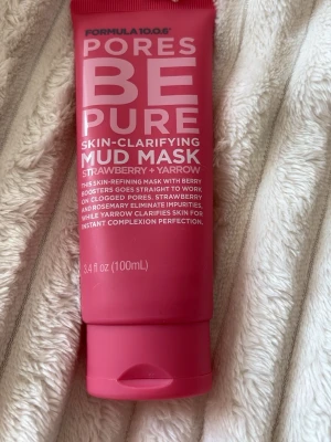 Be Pure Mud Mask Formula 10.0.6 - Rosa tub med Be Pure Skin-Clarifying Mud Mask från Formula 10.0.6. Ansiktsmasken innehåller jordgubb och rölleka som hjälper till att rengöra porer och ge klarare hy. Innehåller 100 ml och har en praktisk klämtub i plast. Använt fåtal gånger på en borste 1,2 gånger.💛 liten extra gåva vid varje köp! Skickar allt omsorgsfullt i bubbelplast & kartong
