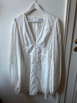 Vit somrig klänning💕💕 - Säljer denna fina klänning från adoore! Jättefint skick och den har inga defekter. Storlek 38 men skulle säga att den passar 36 med. Skriv vid frågor, fler bilder osv💕💕