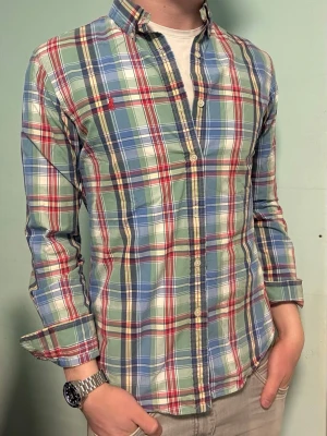 Rutig Ralph Lauren skjorta – M slim fit - Säljer denna stilrena och snygga rutiga Ralph Lauren skjortan. Skjortan är i mycket bra skick. Storlek M slim fit. Har du några frågor? Tveka inte att höra av dig. Allt gott från Deluxe garderoben ⭐️ 