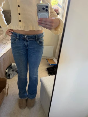 Blå bootcut jeans med låg midja -  så fina jeans kommer tyvärr aldrig till användning 