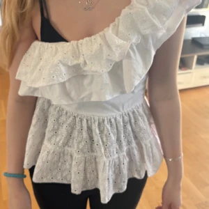 Vit halv of shoulder topp med volang  - Söt topp med of shoulder på ena sidan❤️storlek M från ZARA. Använd ca 2 gånger 
