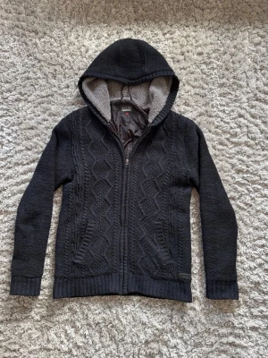 Fodrad stickad cardigan  - Fodrad stickad cardigan herr| Storlek: S| Skick 7,5/10| Bara att höra av sig vid några funderingar eller frågor.