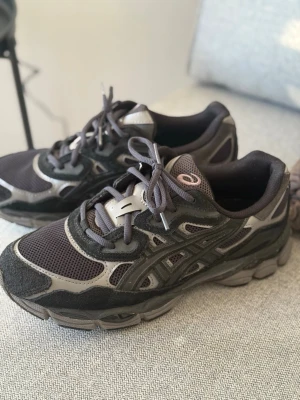 Asics Gel-NYC , svarta - Säljer ett par stilrena ASICS Gel-NYC i svart färg. Skorna är knappt använda och i mycket fint skick utan synligt slitage. Väldigt bekväma och passar till allt. Tyvärr medföljer skolåda och kvitto ej , kvitto digitalt kan visas. Pris kan diskuteras. Hör av dig vid andra frågor!