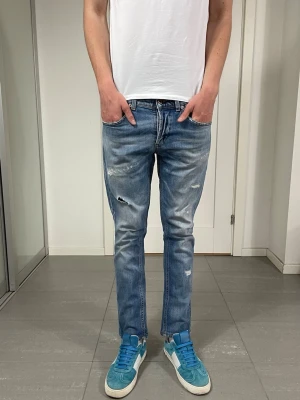 Dondup George Jeans - Säljer nu dessa Dondup George jeans med snygga slitningar i populär design, skriv för fler bilder/frågor🙌🏼