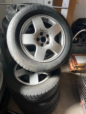 Fyra silverfärgade aluminiumfälgar - Säljer ett set med fyra silverfärgade aluminiumfälgar med fem ekrar. Däck av märket Fulda Montero monterade på fälgarna. Passar till bil och har en sportig design. Perfekt för dig som vill byta ut eller uppgradera dina hjul.