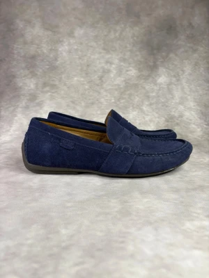 Ralph Lauren Loafers - Stl 42 - Riktigt feta loafers från Ralph Lauren i marinblå, perfekt till sommaren! 🏖️☀️| Mycket bra skick: 9,5/10, utan defekter | Stl: 42 | Hör av dig vid frågor // Galgen 🫡