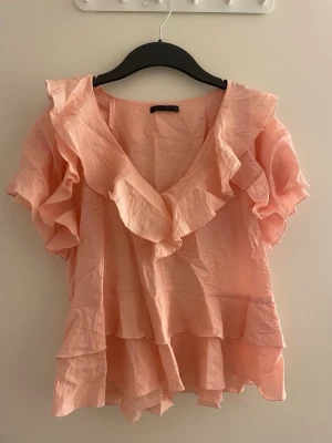Ljusrosa volangblus med v-ringning - Supersöt ljusrosa blus från Zara.        Storlek S💞