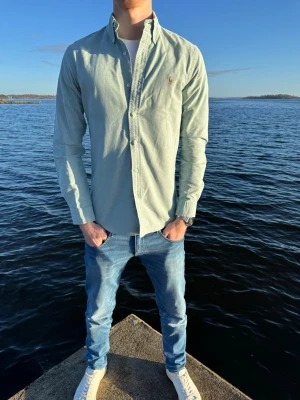 Ljusgrön skjorta från Ralph Lauren - Tjena! Nu säljer vi en ljusblå Ralph lauren skjorta i storlek S men sitter som M. Super skick på skjortan och pris endast 379kr men kan sänkas vid snabb och smidig affär💙// Studio II Resell