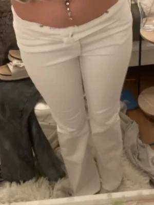 Vita bootcut jeans högmidjade  - Stolek s 36 jag brukar dra ner dom så dom blir lågmidjade funkar perfekt men dom e högmidjade