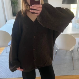 Brun oversized kofta med v-ringning - Mysig brun oversized kofta med v-ringning och stora knappar framtill. Perfekt för lager på lager och chill dagar. Bara använd 1 gång! 