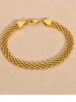 Flätat guldarmband i metall - Snyggt armband i guldfärgad metall med flätad design. Armbandet har en enkel karbinhake och stilren look som passar till många olika stilar. Perfekt accessoar för dig som gillar klassiska smycken med modern twist.