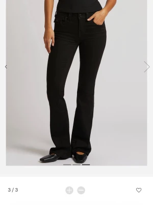 Svarta bootcut jeans True Religion - Snygga svarta bootcut jeans från True Religion med klassiska fickor och logopatch bak. Jeansen har en figurnära passform upptill och lätt utsvängda ben. Tillverkade i stretchigt denimtyg för extra komfort och stil. De är lågmidjade och  endast använda 3 gånger. Nypris 1300 men säljs för 1100 pris kan diskuteras 