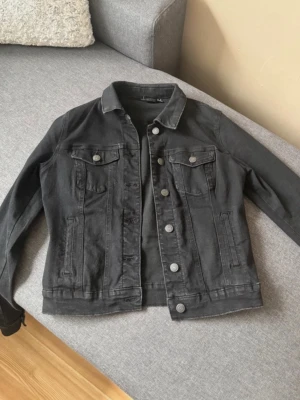Svart jeansjacka från Vero Moda - Säljer denna jeans jacka i storlek M från veromoda, använd några gånger💕