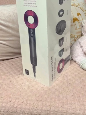 Dyson Supersonic hårfön - Dyson Supersonic hårfön i svart och fuchsia med flera stylingmunstycken. Kommer i originalförpackning och är känd för sin kraftfulla motor och innovativa design. Perfekt för att skapa släta, voluminösa eller lockiga frisyrer med precision.