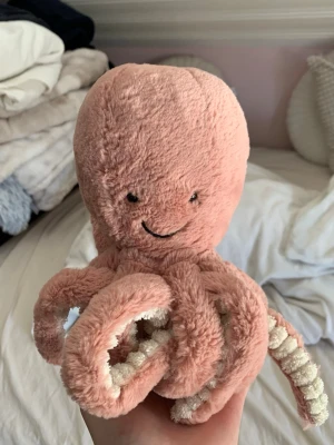 Odell octopus jellycat  - Har tvättats men ”armarna” är inte krulliga längre. Så de är mer raka. 
