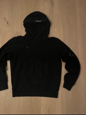 C.P Company Hoodie - Authentic CP Company Hoodie. Can buy online (Diagonal Raised Fleece Hoodie). Size M. Signs of use for example one of the hood laces are worn out. 