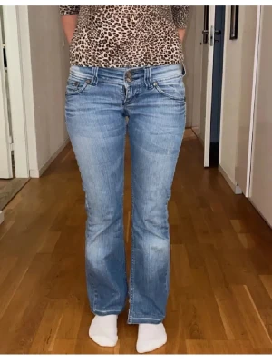 Lågmidjade jeans - Jätte snygga Lågmidjade jeans! De har nå fläckar (kolla bilderna) midjemått rakt över: 39cm, innerben: 72cm. Dom är uppspeåttade längst ner alltså de har en liten slits. 