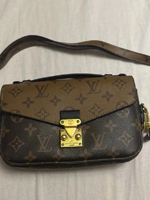 Väska med monogram - Fin väska i väldigt bra skick 