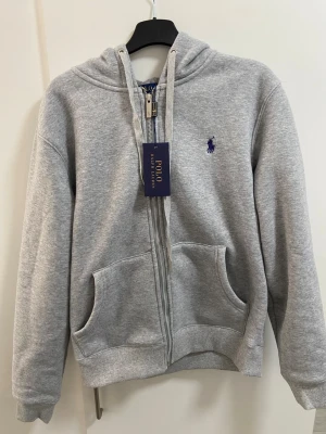 Polo Ralph Lauren kofta - Säljer denna helt nya koftan pga jag har likadan och fick detta som present. 