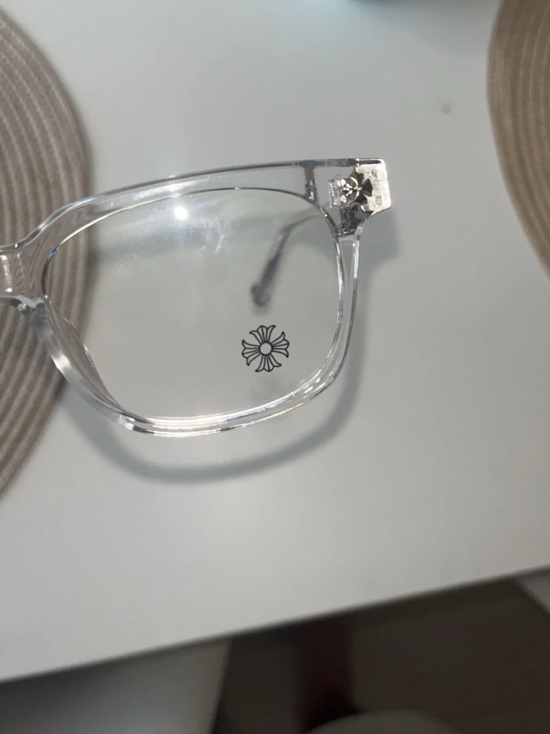 Transparenta solglasögon med silverdetaljer - 3