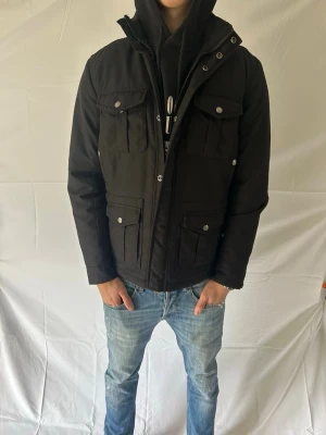 Svart Woolrich Fieldjacka  - Tja! Säljer denna svarta Woolrich Fieldjacka i storlek S. Den är i mycket bra skick.  Nypris: 6000kr  Säljs för: 799kr  Hör gärna av er vid frågor och funderingar!