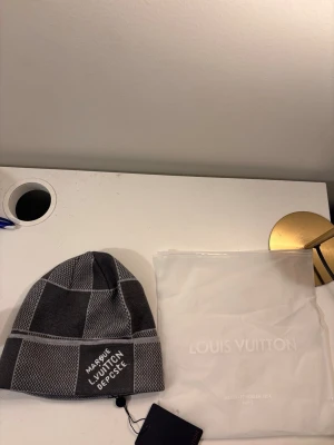 Grå mössa - Helt ny aldrig använt. Skickar samma dag om inte sent