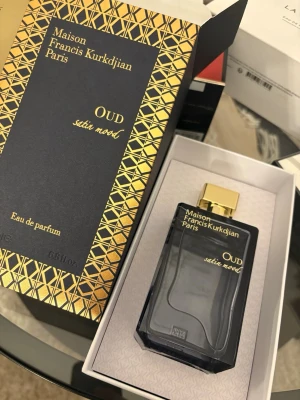 Maison Francis Kurkdjian Paris Oud Satin  - Maison Francis Kurkdjian Paris oud satin 200ml. 