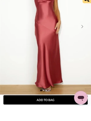 Vinröd balklänning  - Snygg vinröd balklänning i satin med smal passform och öppen rygg. Från hello Molly i storlek S, prislappen är kvar då den aldrig är andvänd, skriv för egna bilder och/eller mått, är villig att diskutera pris. Perfekt för balen som kommer i vår!💗💗