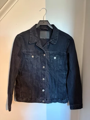 Svart jeansjacka med silverknappar - Svart jeansjacka, perfekt till sommaren. Den är från lager 157