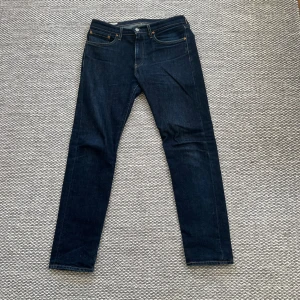Mörkblå Levi's 502 jeans 31/32 - Mörkblå 502 jeans från Levi's i mycket bra skick. Storleken är 31/32. Vid övriga frågor är det bara att skriva mvh Ludvig