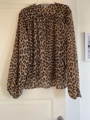 Leopardmönstrad blus med långa ärmar - Leopard blus från hm, storlek M. Knappt använd.