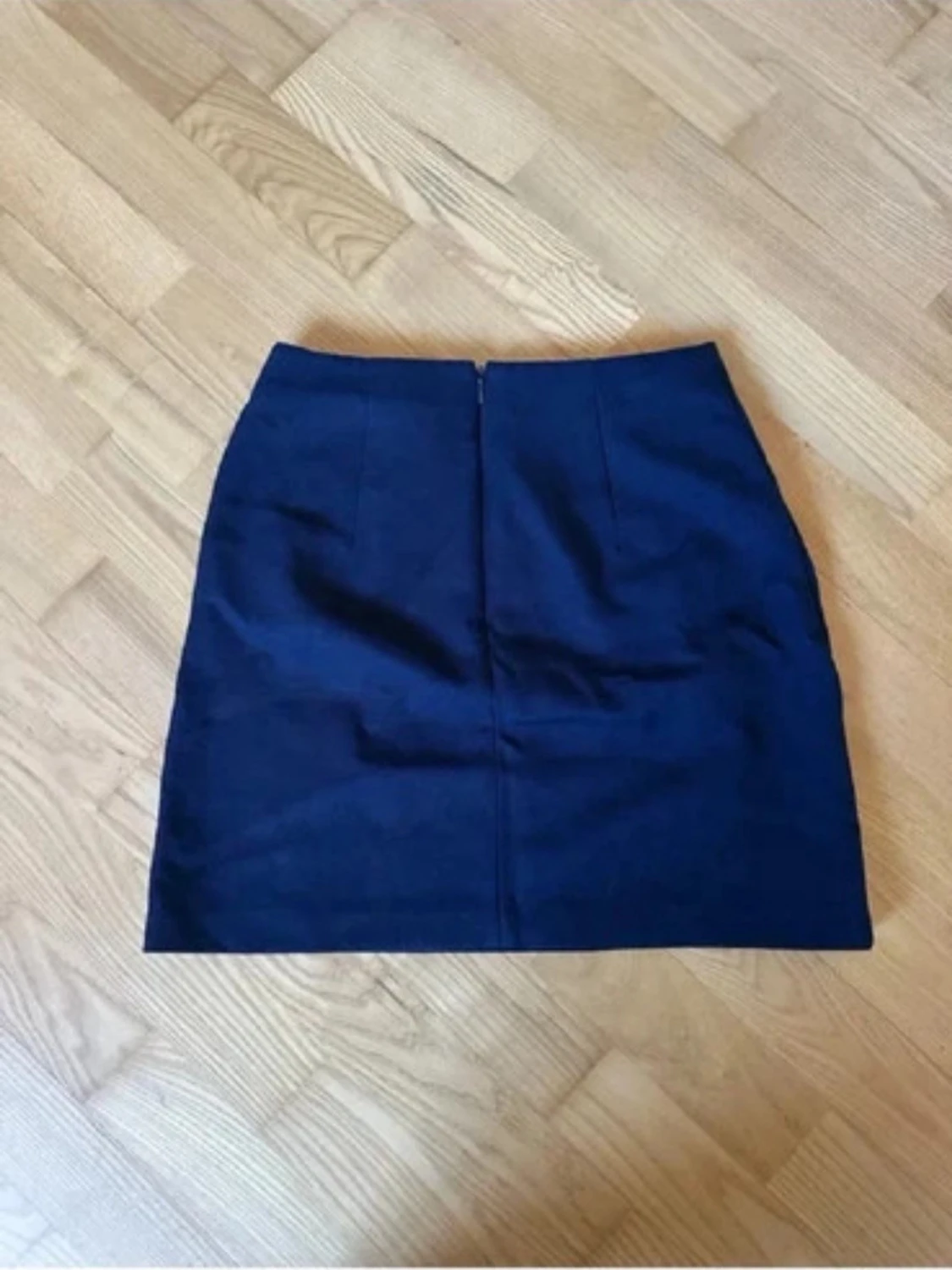 Mörkblå kjol med silvriga knappar - 2