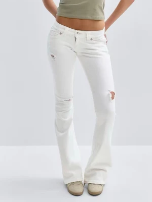 Vita bootcut jeans från Gina  - Super snygga jeans från Gina, säljer för jag köpte fel storlek och de är knappt använda. Nyskick o h super snygga!!!