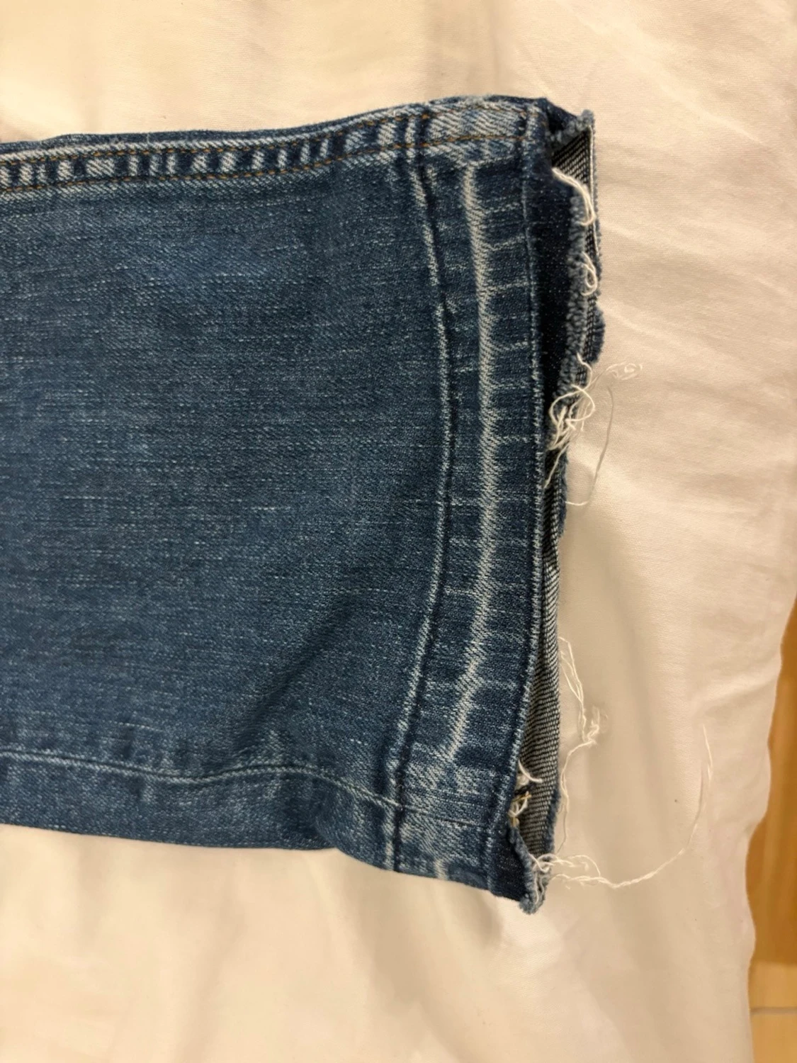 Blå raka jeans med slitningar - 1