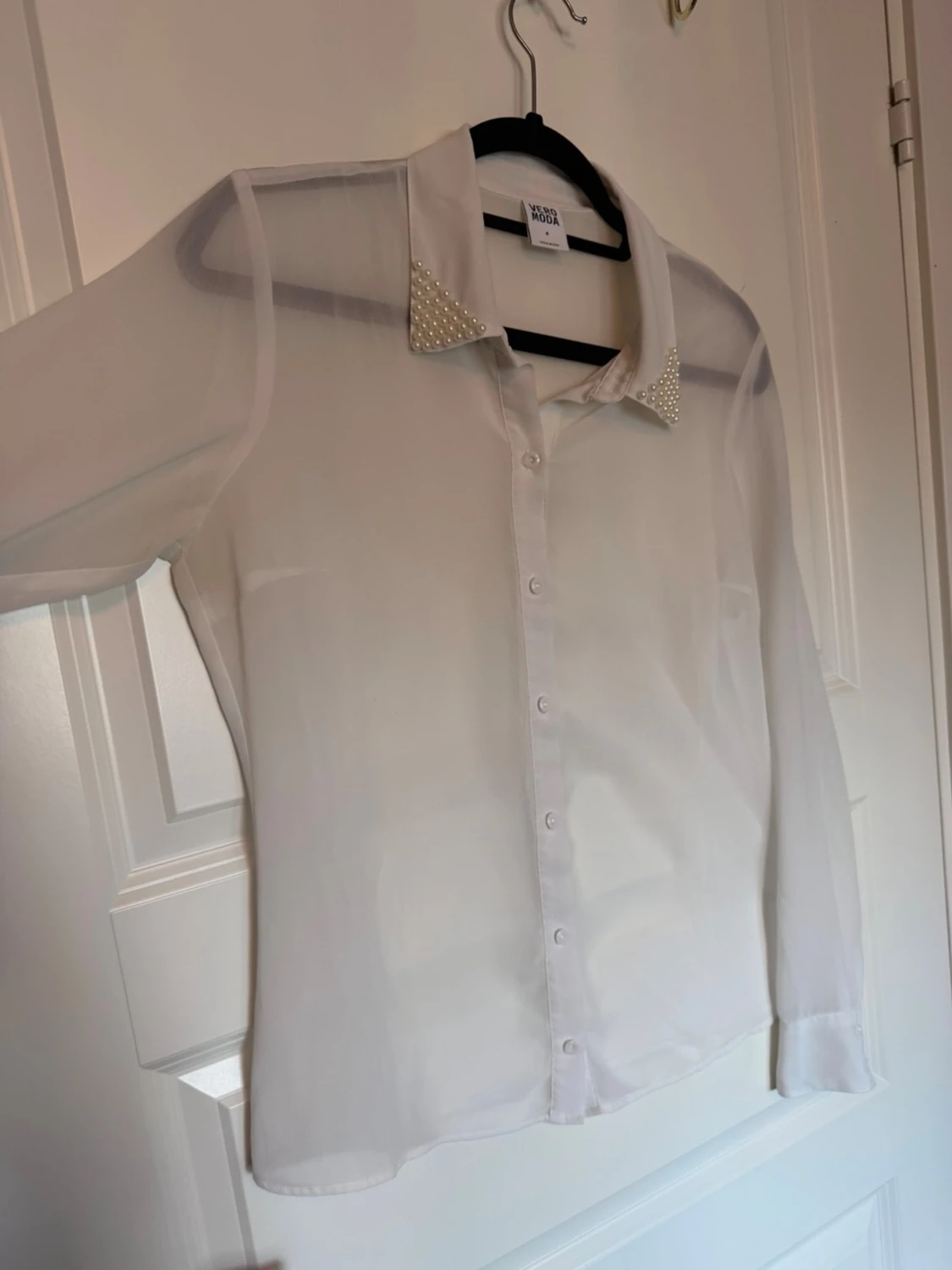 Vit blus med pärlkrage från veromoda  - 3