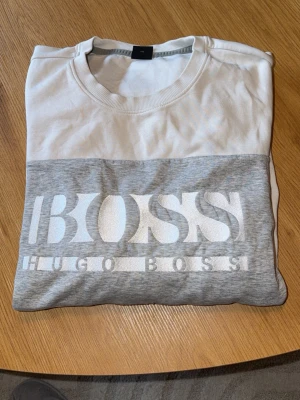 Hugo boss tröja vit - Äkta hugoboss tröja Vit med grå detalj. XXL